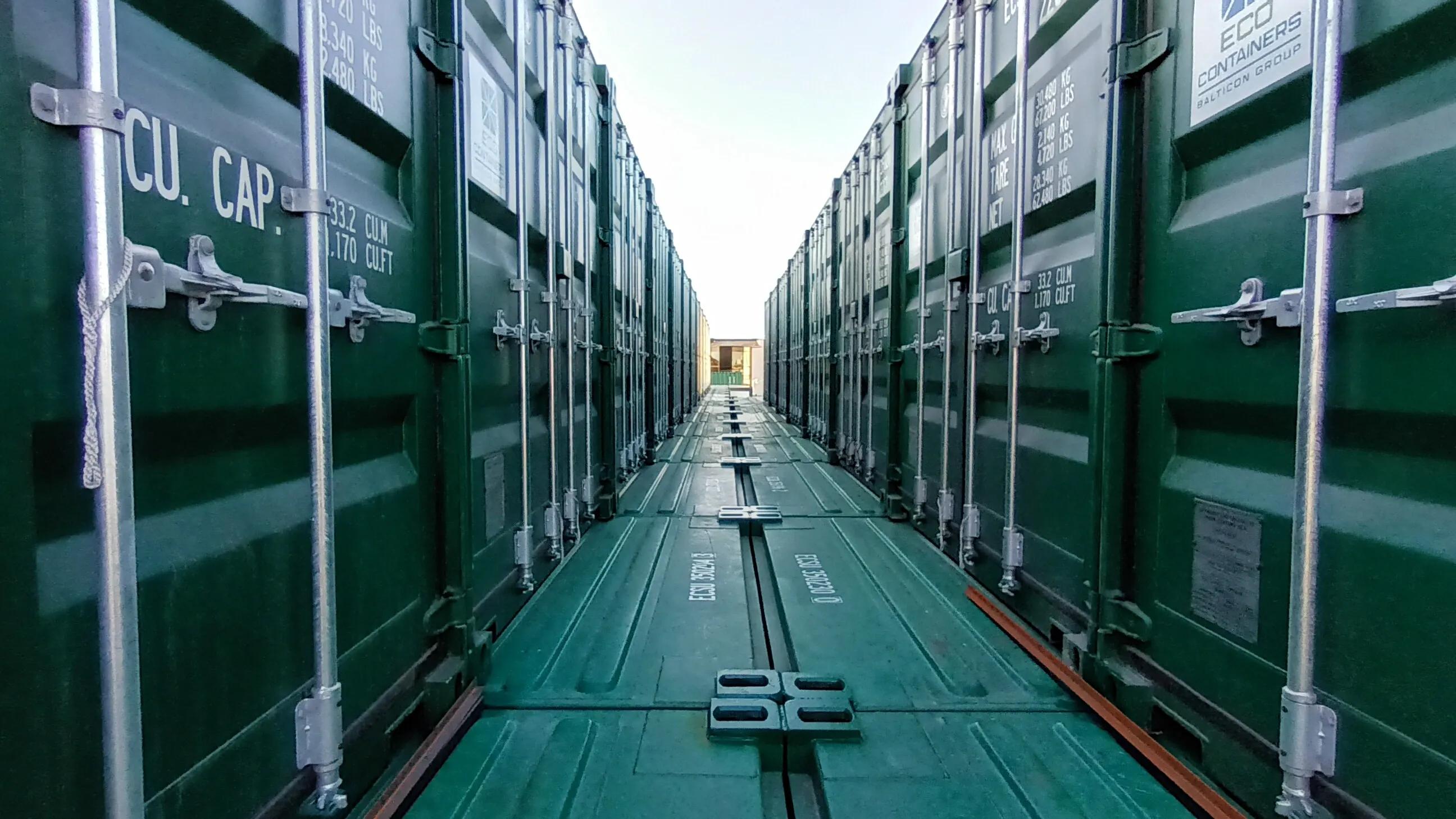 rząd kontenerów na piętrze self storage